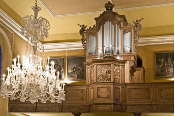 L'orgue Silbermann et le lustre de cristal 